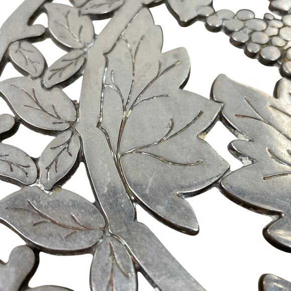 Vintage Italy Taunton Silver Plate Medallion Grapevine Pot Holder Good Condition - Picture 2 of 6